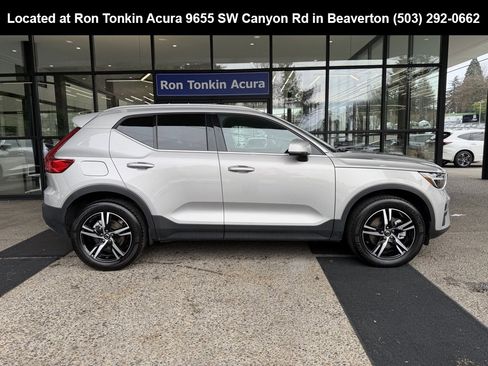 Used 2024 Volvo XC40 B5 Core image 9