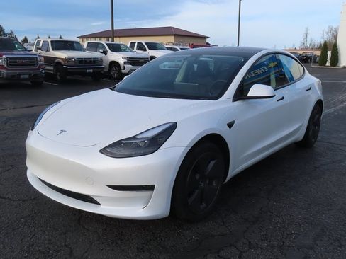 Used 2023 Tesla Model 3 Standard Range image 3