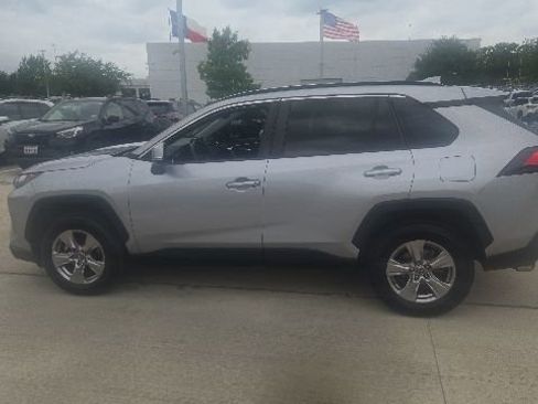 Used 2022 Toyota RAV4 XLE w/ Convenience Package FWD image 5