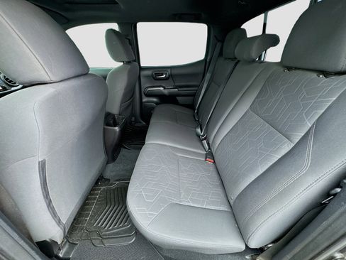 Used 2016 Toyota Tacoma TRD Sport image 16