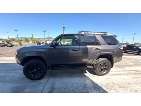 Used 2018 Toyota 4Runner SR5 AWD/4WD image 4