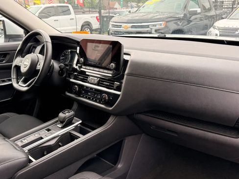 Used 2024 Nissan Pathfinder SV FWD image 17