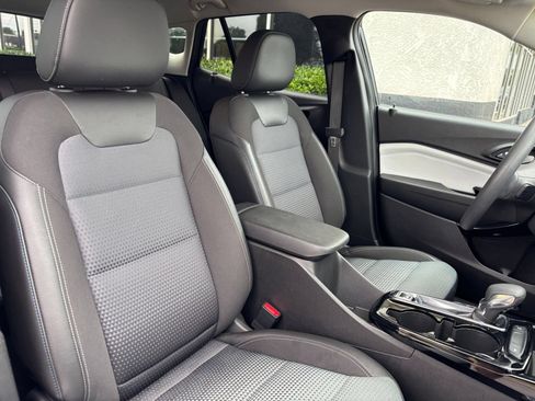 Used 2025 Chevrolet Trax LT FWD image 35