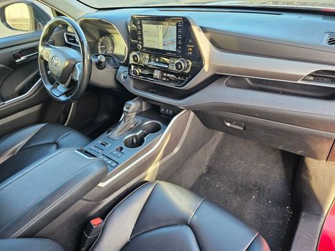 Used 2022 Toyota Highlander XLE image 11