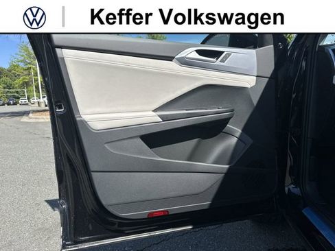 New 2026 Volkswagen Taos SE FWD image 14