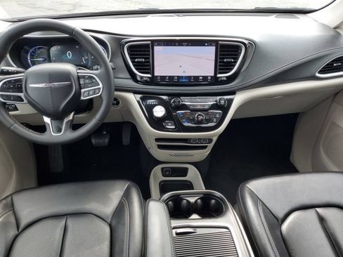 Used 2024 Chrysler Pacifica Limited FWD image 29
