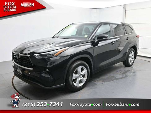 Used 2023 Toyota Highlander LE AWD/4WD image 2