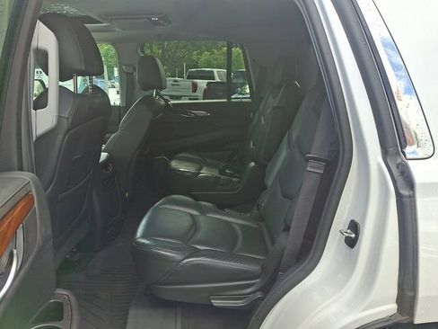 Used 2020 Cadillac Escalade Luxury AWD/4WD image 17