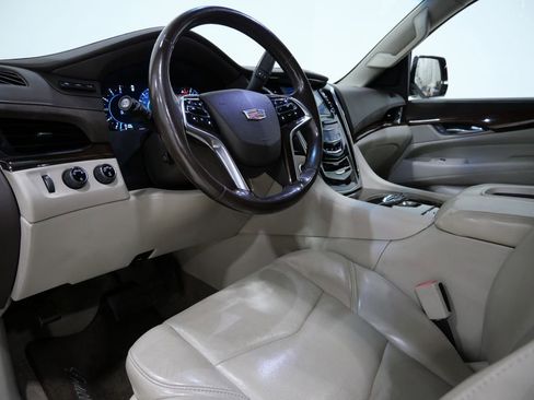Used 2017 Cadillac Escalade Luxury image 11