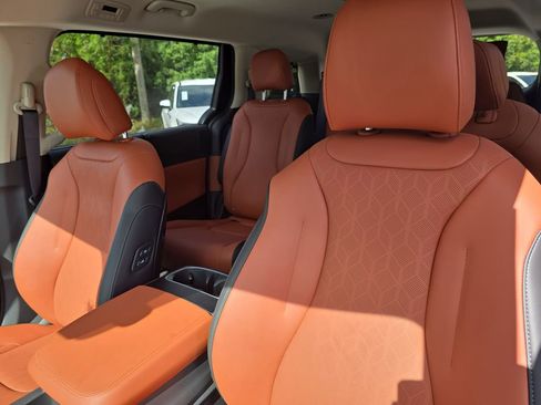 New 2026 Kia Carnival EX FWD image 23