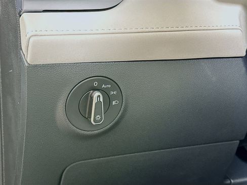 New 2025 Volkswagen Taos SE w/ Panoramic Sunroof Package image 10