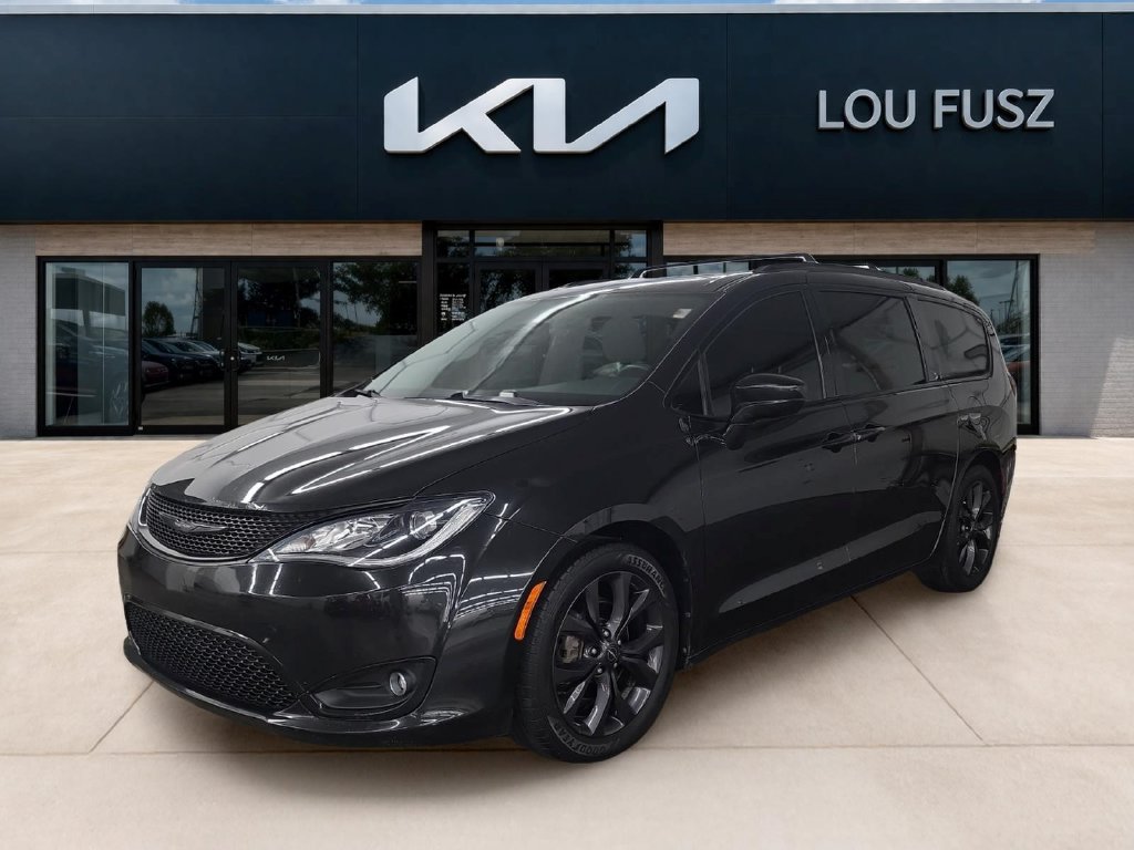 Used 2018 Chrysler Pacifica Touring-L Plus FWD image 1