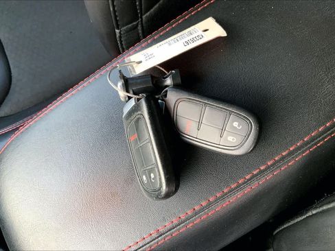 Used 2019 Jeep Cherokee Trailhawk AWD/4WD image 13