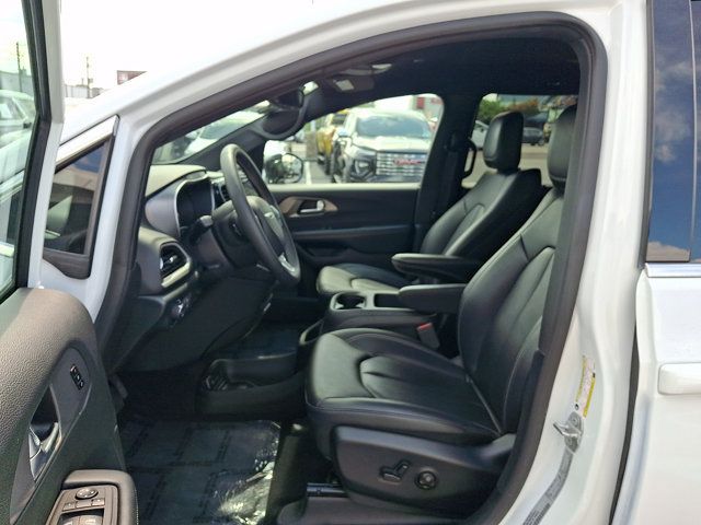 Used 2025 Chrysler Pacifica Select FWD image 14