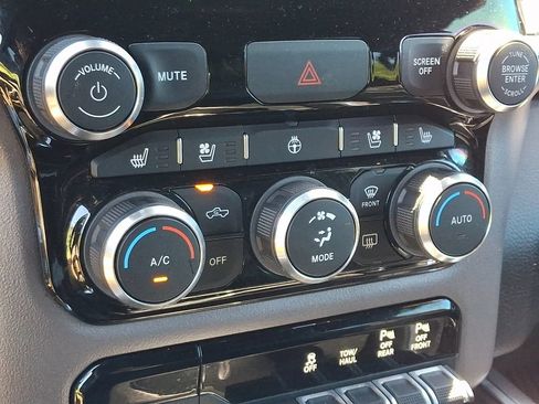 Used 2022 RAM 1500 Laramie AWD/4WD image 15
