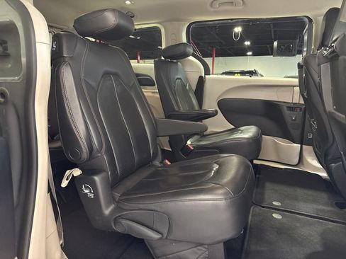 Used 2020 Chrysler Pacifica Touring-L Plus FWD image 31