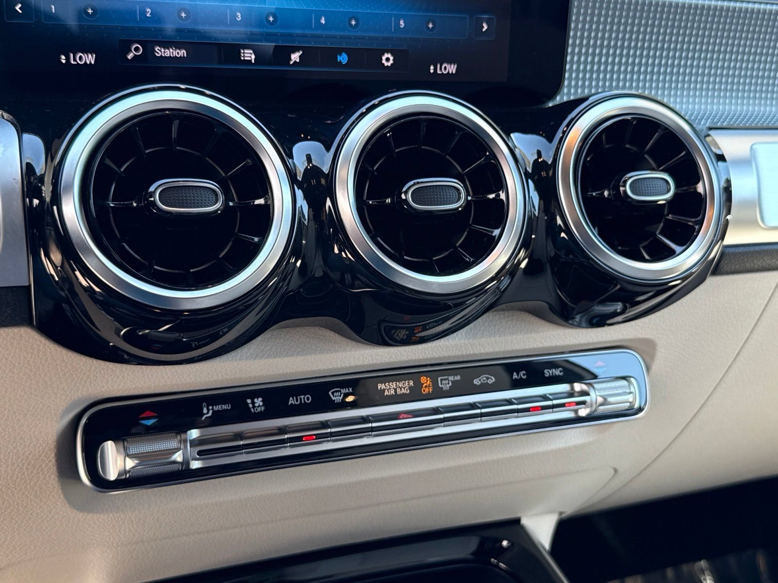 Used 2022 Mercedes-Benz GLB 250 image 34