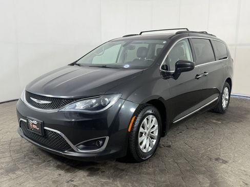 Used 2017 Chrysler Pacifica Touring-L FWD image 3