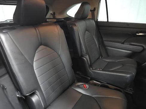 Used 2020 Toyota Highlander XLE AWD/4WD image 19