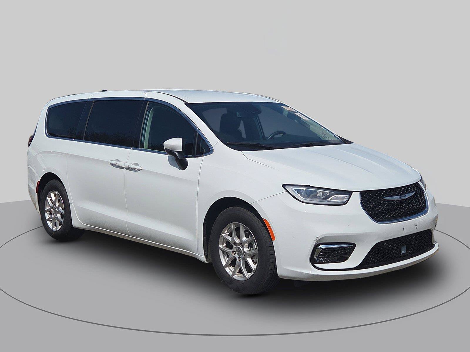 Used 2023 Chrysler Pacifica Touring-L FWD image 1