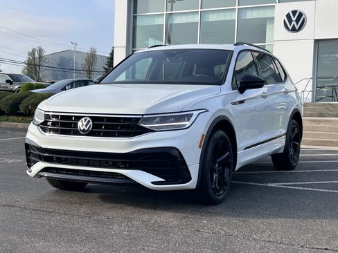 Certified 2024 Volkswagen Tiguan SE R-Line image 3