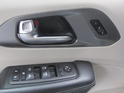 Used 2023 Chrysler Pacifica Touring-L FWD image 29