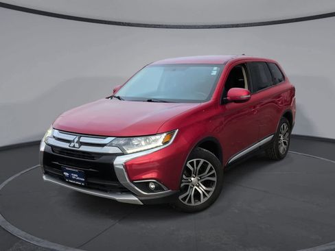 Used 2017 Mitsubishi Outlander SE image 1