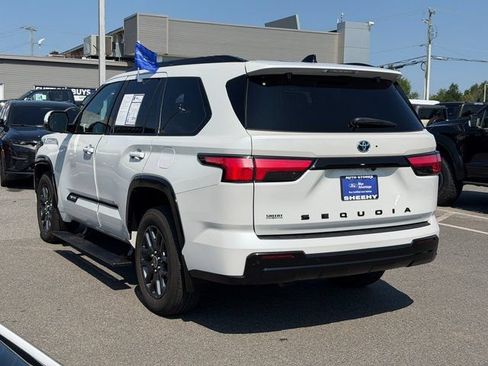 Used 2023 Toyota Sequoia Platinum AWD/4WD image 4