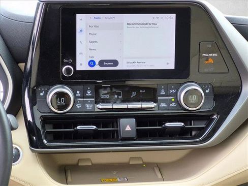 Used 2024 Toyota Highlander XLE FWD image 13