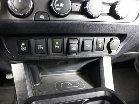 Used 2020 Toyota Tacoma TRD Sport w/ Technology Package AWD/4WD image 24