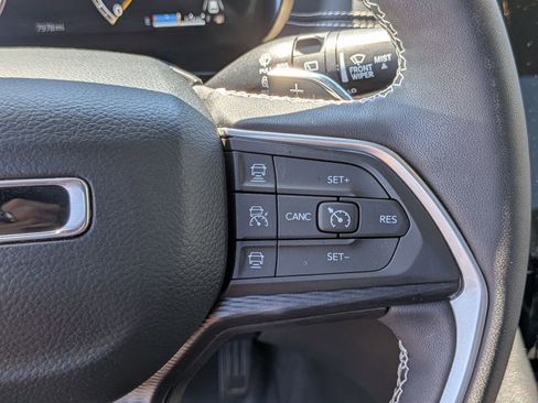 Used 2025 Jeep Grand Cherokee Altitude AWD/4WD image 19