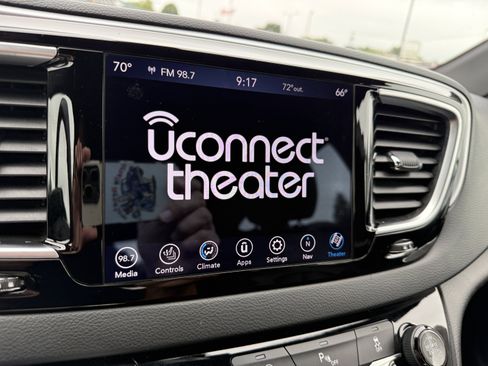 Used 2018 Chrysler Pacifica Touring-L Plus w/ S Appearance Package FWD image 29