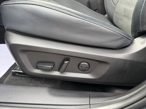 Used 2025 Mitsubishi Outlander SE image 14