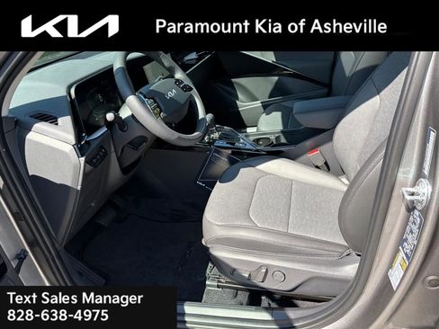 New 2025 Kia Niro SX image 18