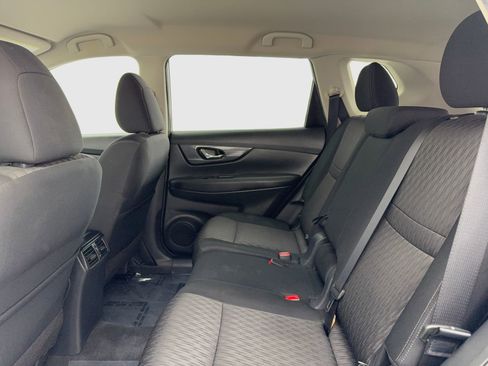 Used 2017 Nissan Rogue SV w/ SV Premium Package image 39