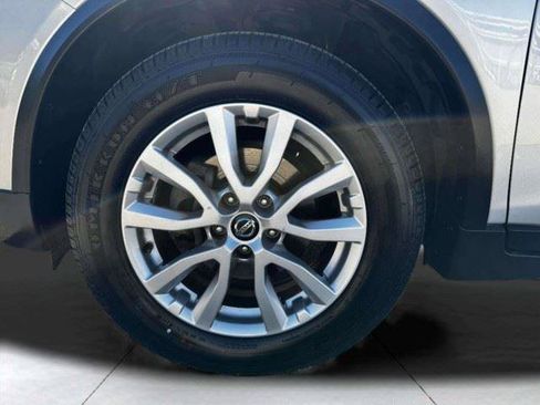 Used 2018 Nissan Rogue SV FWD image 56