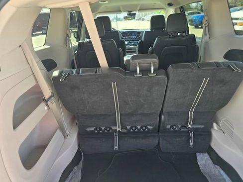 Used 2024 Chrysler Pacifica Touring-L FWD image 25