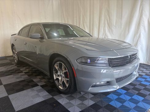 Used 2017 Dodge Charger SXT image 2