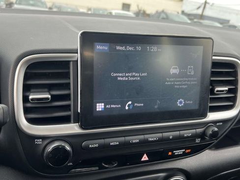 Certified 2022 Hyundai Venue SE image 24