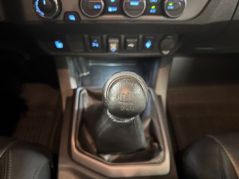 Used 2022 Toyota Tacoma TRD Sport w/ TRD Premium Sport Package AWD/4WD image 25