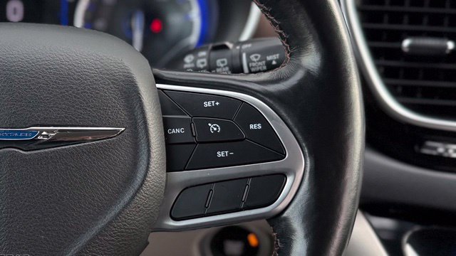 Used 2019 Chrysler Pacifica Touring-L FWD image 22