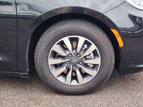 Used 2024 Chrysler Pacifica Limited FWD image 30