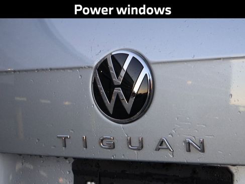 Used 2022 Volkswagen Tiguan SE w/ Panoramic Sunroof Package image 9