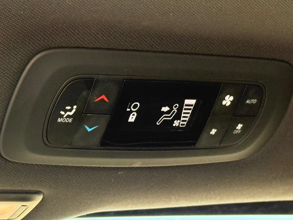 Used 2025 Chrysler Pacifica Limited FWD image 28