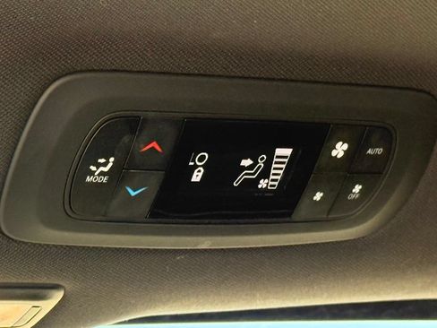 Used 2025 Chrysler Pacifica Limited FWD image 28