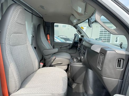 Used 2022 Chevrolet Express 3500 CUTWAY w/ Power Convenience Package image 36