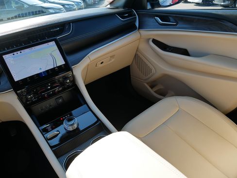 Used 2024 Jeep Grand Cherokee Limited image 11