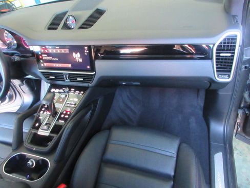 Used 2023 Porsche Cayenne AWD/4WD image 30