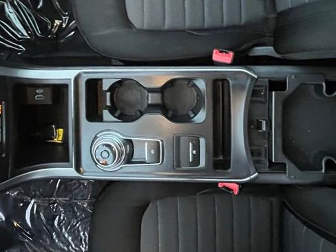 Used 2021 Ford Edge SE image 15