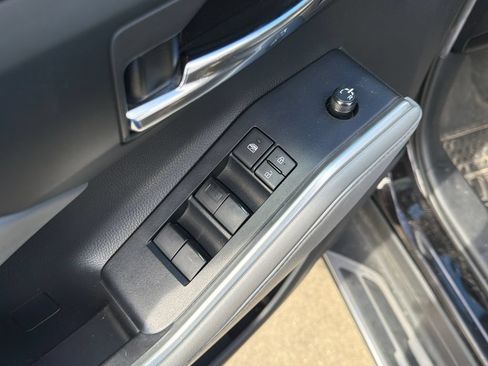 Used 2020 Toyota Highlander XLE FWD image 13
